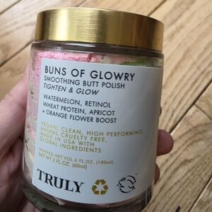 TRULY Buns of Glowry Smoothing Butt Polish - Pink and Gold